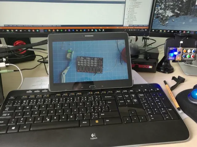 Keyboard phone/tablet stand